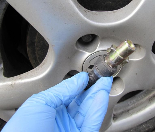 Odkręcenie uszkodzonych śrub zabezpieczających koła