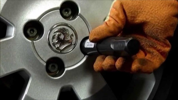 Odkręcenie uszkodzonych śrub zabezpieczających koła