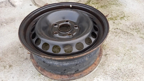 Felga stalowa używana 15 cali  5X112  ET45